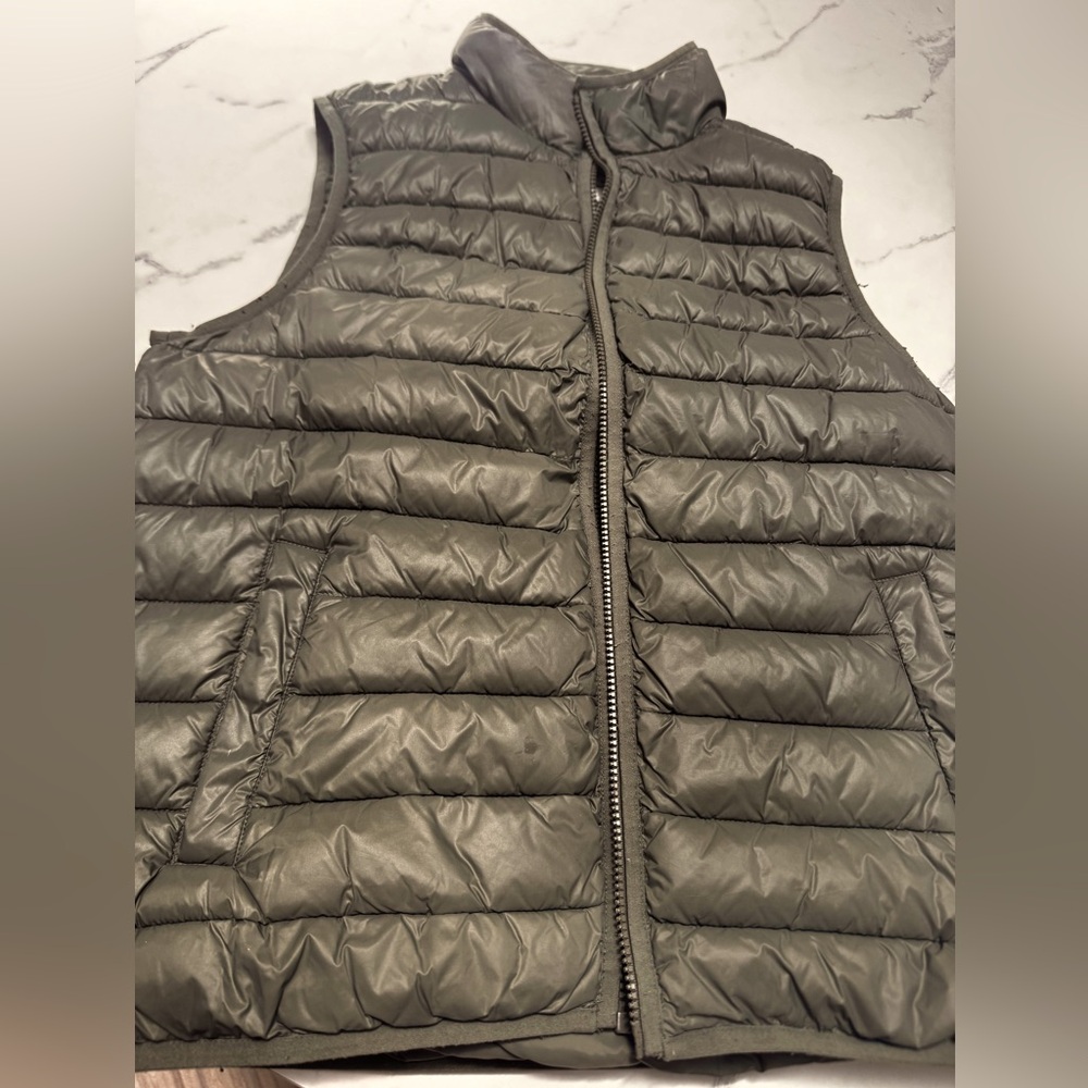 UGG vest, size medium, neutral camo green